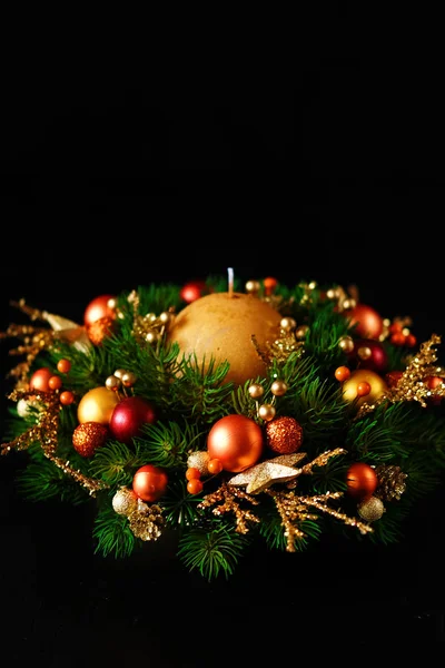 Boże Narodzenie wieniec zimowe wakacje drzwi dekoracji w golden i lub — Zdjęcie stockowe