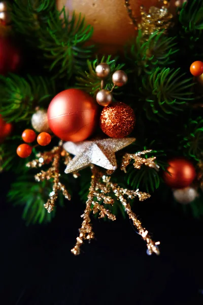 Kerst krans winter vakantie deur decoratie in gouden en of — Stockfoto