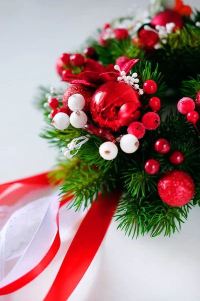 Corona de Navidad decoración de la puerta de vacaciones de invierno en rojo y verde — Foto de Stock