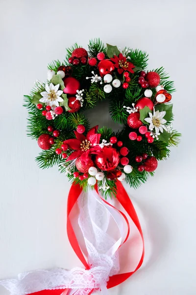 Christmas wreath winter holiday door decoration in red and green — Stock Photo, Image