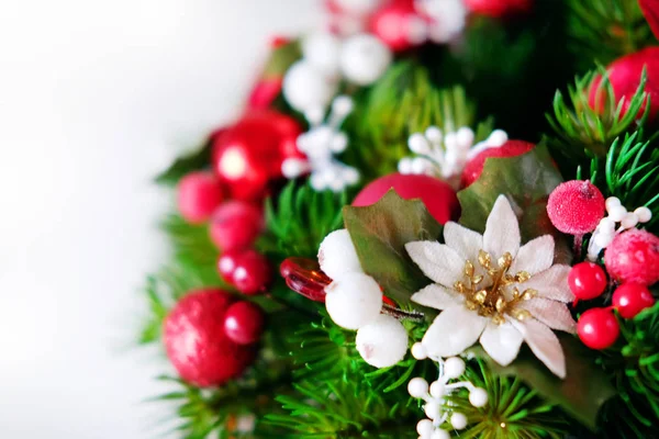 Boże Narodzenie wieniec Dekoracje świąteczne zimowe drzwi czerwony i zielony — Zdjęcie stockowe