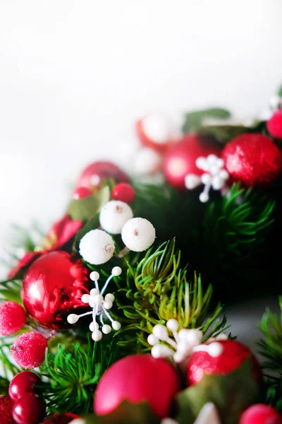 Corona de Navidad decoración de la puerta de vacaciones de invierno en rojo y verde — Foto de Stock