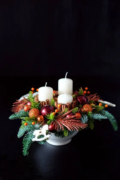Corona de mesa de invierno con velas, juguetes de año nuevo y — Foto de Stock