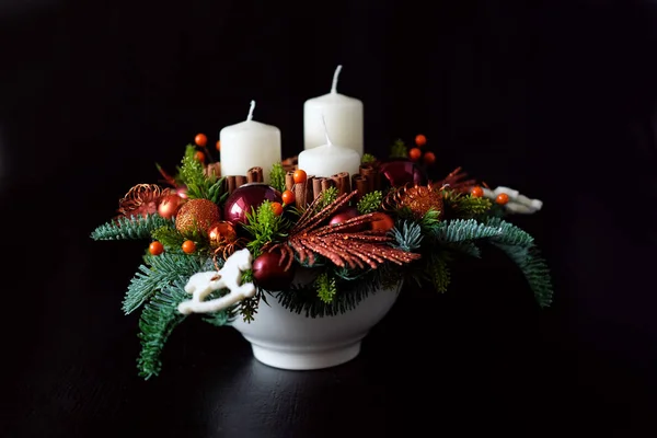 Winter table centerpiece wreath with candles, new year toys and — Stock Photo, Image