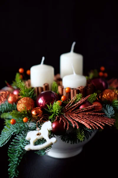 Corona de mesa de invierno con velas, juguetes de año nuevo y — Foto de Stock