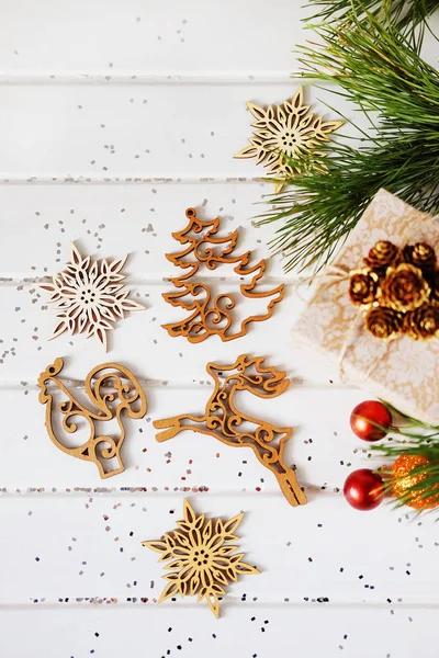 Regalos navideños y recorte de madera juguetes de árbol de año nuevo — Foto de Stock