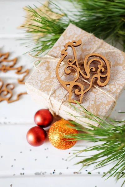 Regalos navideños y recorte de madera juguetes de árbol de año nuevo —  Fotos de Stock