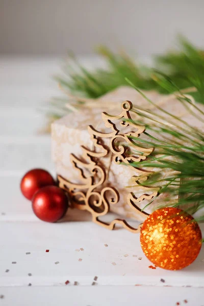 Regalos navideños y recorte de madera juguetes de árbol de año nuevo —  Fotos de Stock