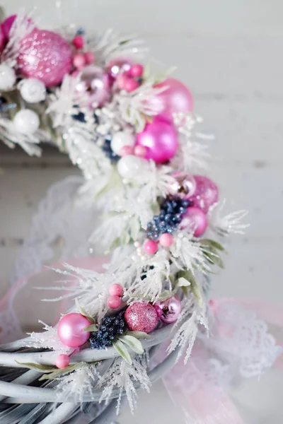 Natal grinalda inverno feriado porta decoração em branco e pino — Fotografia de Stock