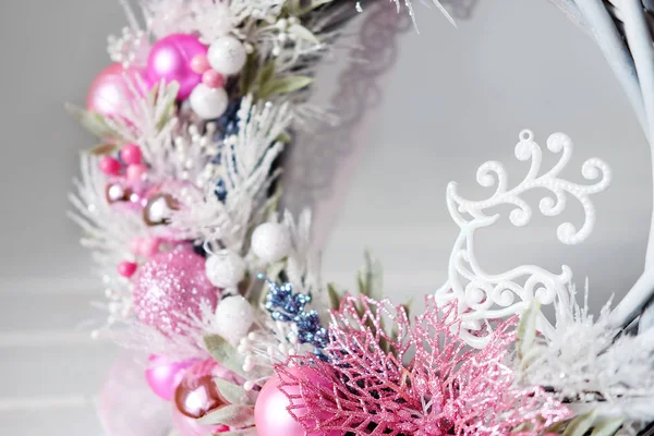 Natal grinalda inverno feriado porta decoração em branco e pino — Fotografia de Stock
