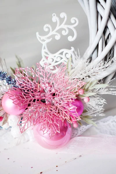 Corona de Navidad decoración de la puerta de vacaciones de invierno en blanco y pin — Foto de Stock