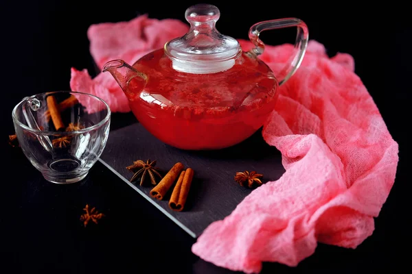 Cam çaydanlık tarçın ile kızılcık bitkisel sıcak çay içecek ve