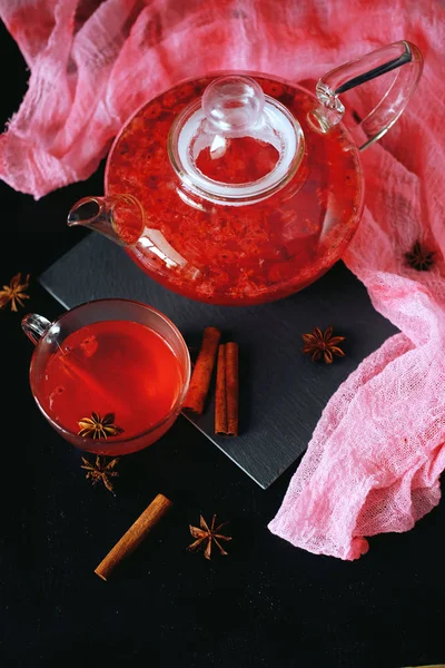 Cam çaydanlık tarçın ile kızılcık bitkisel sıcak çay içecek ve