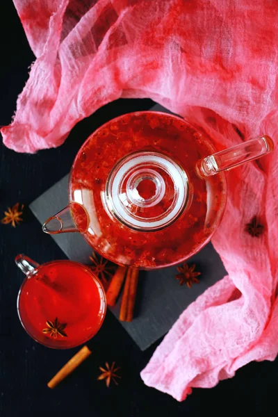Napój żurawinowy gorącej herbaty ziołowe w szkło czajniczek z cynamonem i — Zdjęcie stockowe