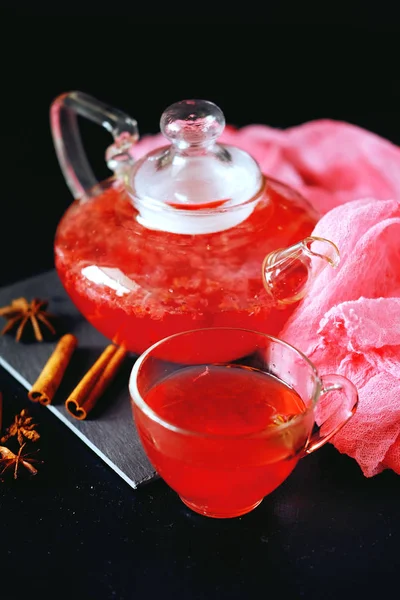 Cam çaydanlık tarçın ile kızılcık bitkisel sıcak çay içecek ve