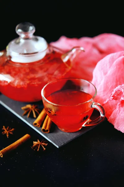 Tranbär örtte varm dryck i glas tekanna med kanel och — Stockfoto