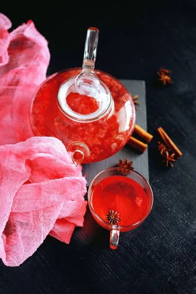 Napój żurawinowy gorącej herbaty ziołowe w szkło czajniczek z cynamonem i — Zdjęcie stockowe