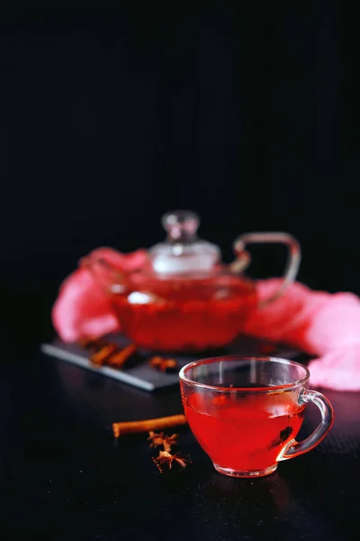 Cranberry warme kruidenthee drinken in glazen theepot met kaneel en — Stockfoto