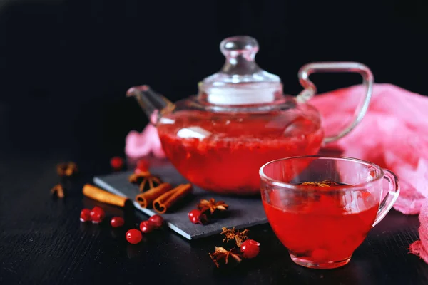 Bevanda tisana calda al mirtillo in teiera di vetro con cannella e — Foto Stock