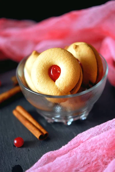 Tatlı pasta tatlı kırmızı reçel dolum kurabiyeleri