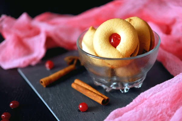 Tatlı pasta tatlı kırmızı reçel dolum kurabiyeleri