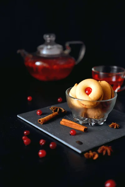 Zoet gebak dessert koekjes gebakken met rode jam vullen — Stockfoto