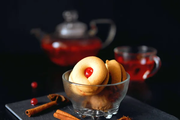 Sött bakverk dessert bakade cookies med röd sylt fyllning — Stockfoto