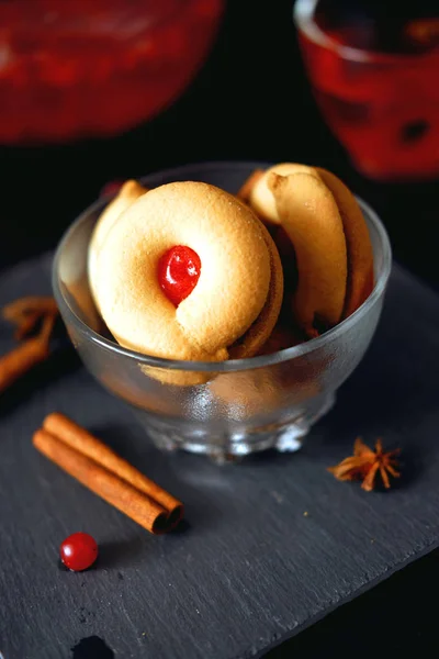 Dolce pasticceria dolce biscotti al forno con ripieno di marmellata rossa — Foto Stock