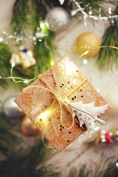 Tatil hediye Noel ağacının altında sicim ve wrappin ile sarılmış