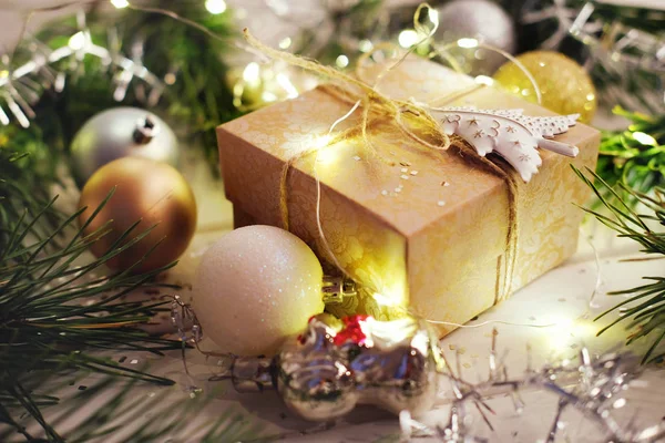 Tatil hediye Noel ağacının altında sicim ve wrappin ile sarılmış