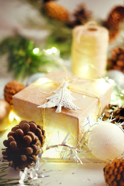 Regalo de Navidad bajo el árbol de Navidad envuelto con cordel y envoltura — Foto de Stock