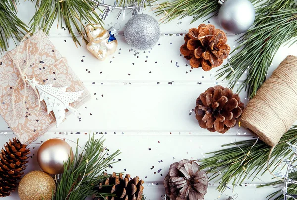 Vakantie cadeau onder de kerstboom omwikkeld met touw en wrappin — Stockfoto