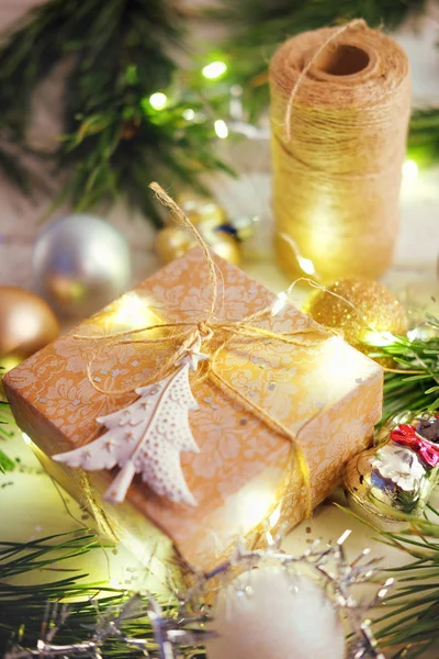 Tatil hediye Noel ağacının altında sicim ve wrappin ile sarılmış