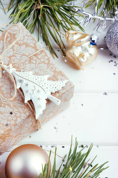 Regalo de Navidad bajo el árbol de Navidad envuelto con cordel y envoltura —  Fotos de Stock