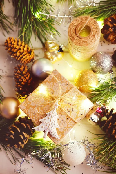 Regalo de Navidad bajo el árbol de Navidad envuelto con cordel y envoltura — Foto de Stock