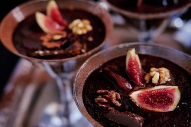 Çikolatalı Mus tatlı tarçın, ceviz ve incir ile