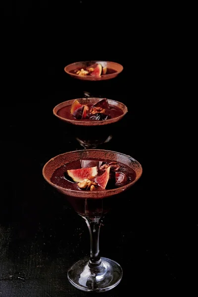 Çikolatalı Mus tatlı tarçın, ceviz ve incir ile — Stok fotoğraf