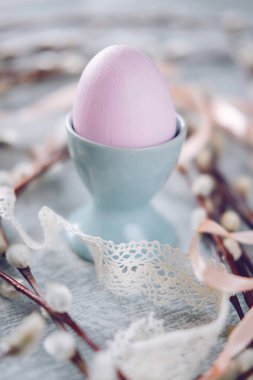 Paskalya tatil dekorasyon. Yumurtalık boyalı yumurta, dantel ve w