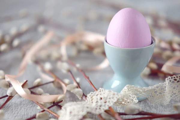 Пасхальный праздник украшения. Яичная чашка с окрашенным яйцом, кружевом и w — стоковое фото
