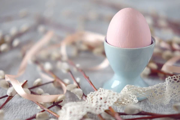 Decoración de Pascua. Copa de huevo con huevo pintado, encaje y w — Foto de Stock