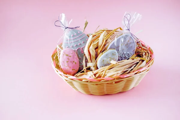 Wielkanocne Dekoracje świąteczne. Ciasteczka w kształcie jaja z lukier — Zdjęcie stockowe
