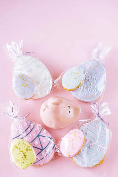 Decoración de Pascua. Galletas en forma de huevo con glaseado — Foto de Stock