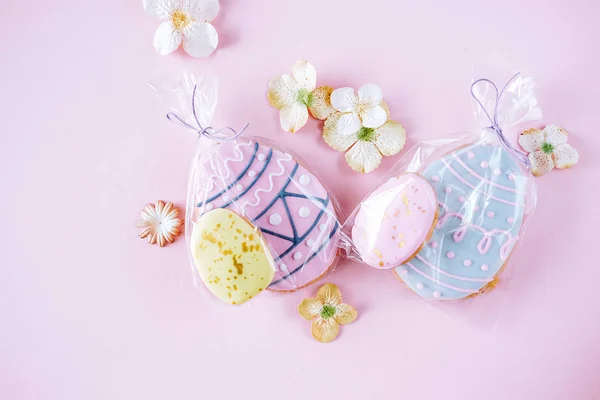 Decoración de Pascua. Galletas en forma de huevo con glaseado — Foto de Stock