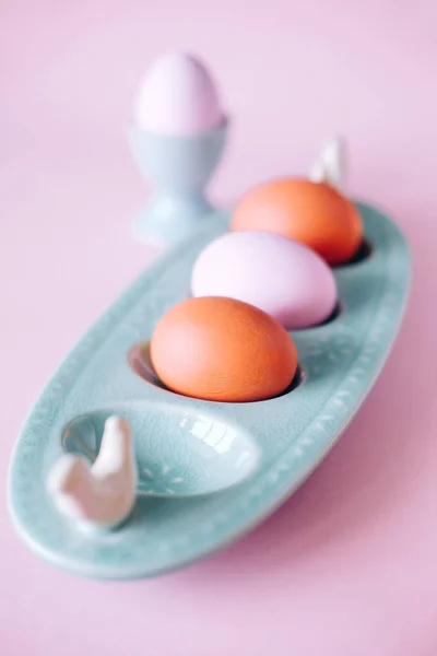 Пасхальный праздник украшения. Яичная чашка с окрашенным яйцом — стоковое фото