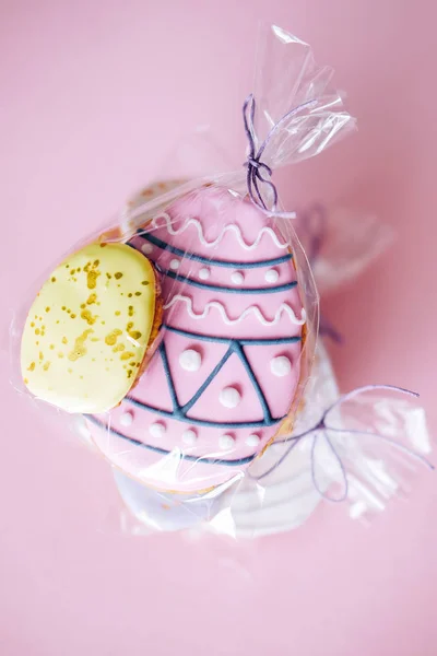 Decoración de Pascua. Galletas en forma de huevo con glaseado — Foto de Stock