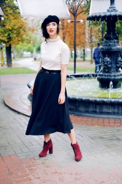 Yağmur altında yürüyen genç Paris kadın