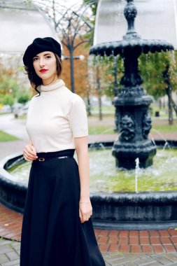 Yağmur altında yürüyen genç Paris kadın