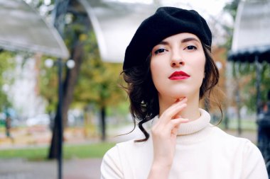 Yağmur altında yürüyen genç Paris kadın