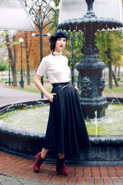 Yağmur altında yürüyen genç Paris kadın