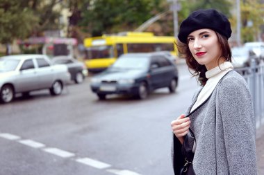 Şehir sokak seyir sonbaharda yürüyen kadın rahat